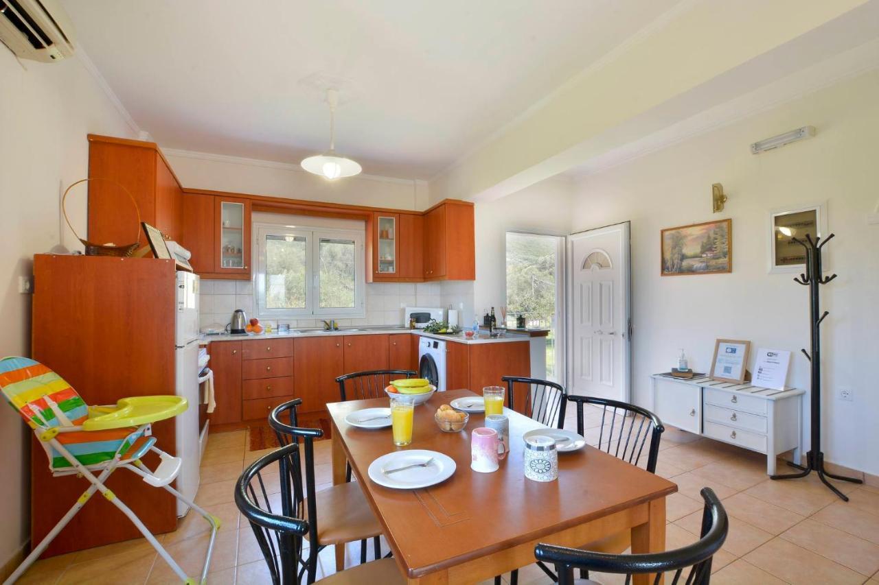 Giokos Apartment Agios Matthaios  ภายนอก รูปภาพ