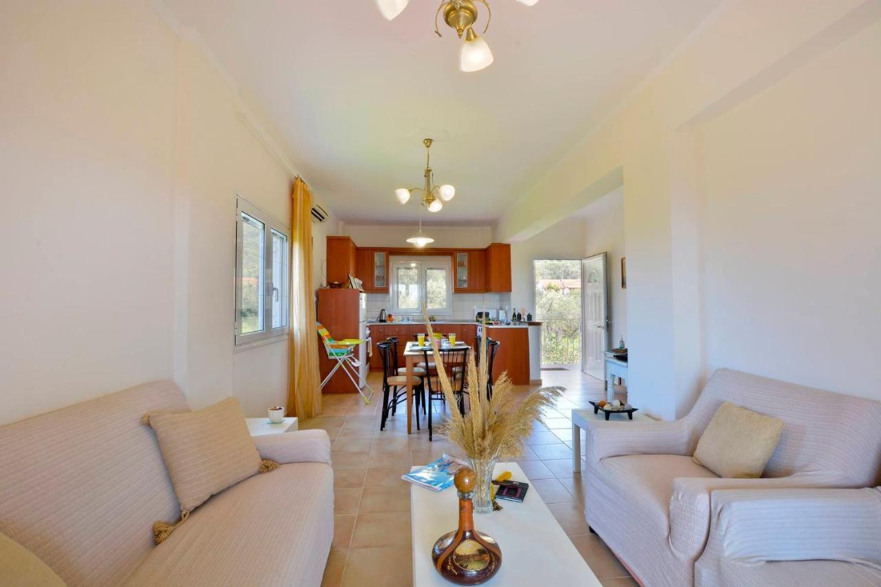 Giokos Apartment Agios Matthaios  ภายนอก รูปภาพ