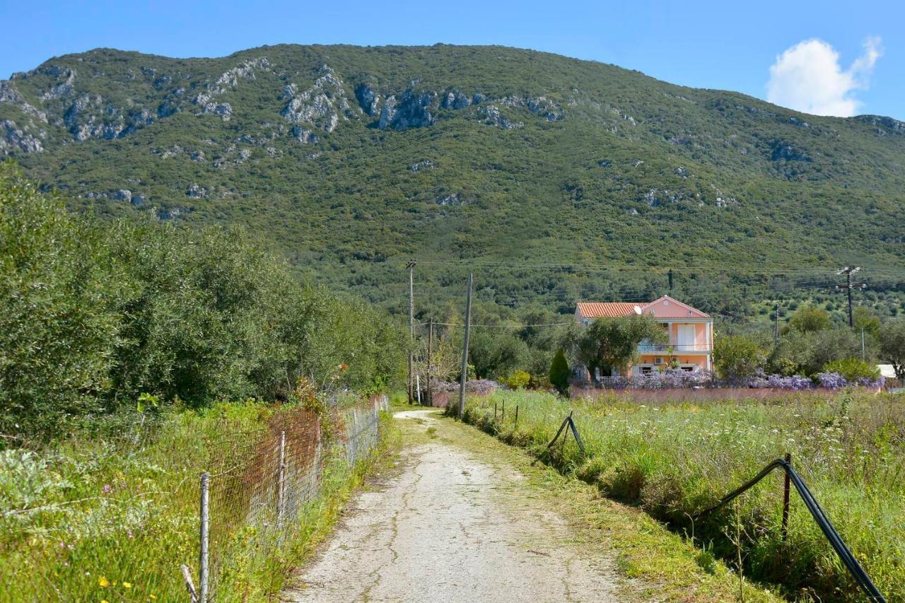Giokos Apartment Agios Matthaios  ภายนอก รูปภาพ