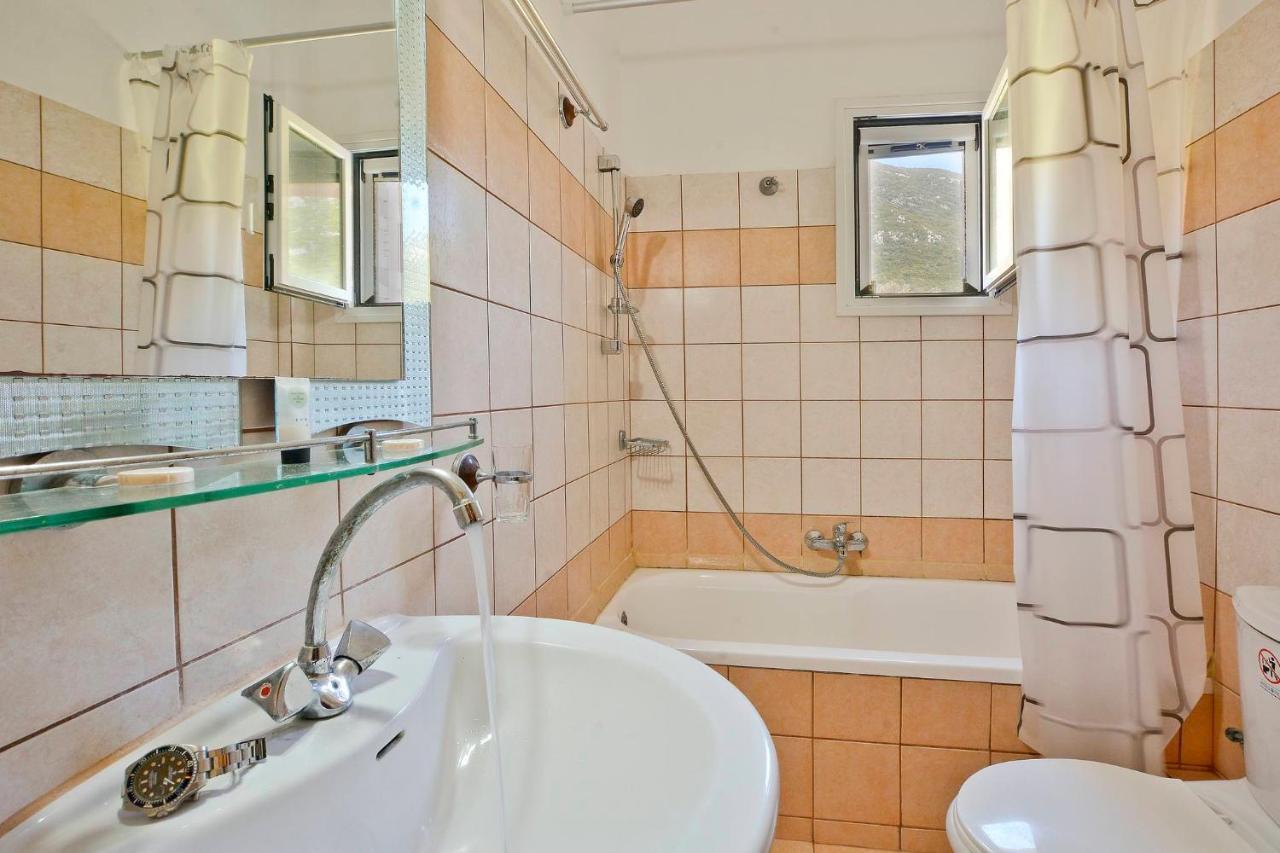 Giokos Apartment Agios Matthaios  ภายนอก รูปภาพ